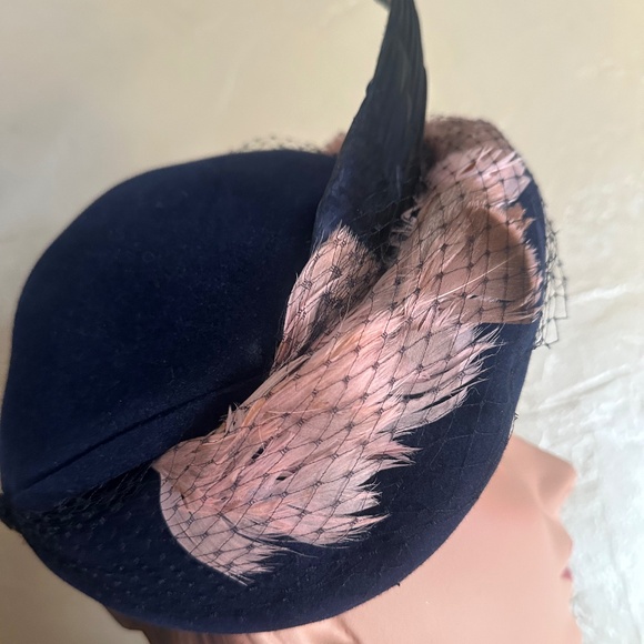 EXQUISITE 1940\'s NAVY FELT HAT WITH PINK/BROWN FEATHERS, VEILING  & FEATHER WING main image 13